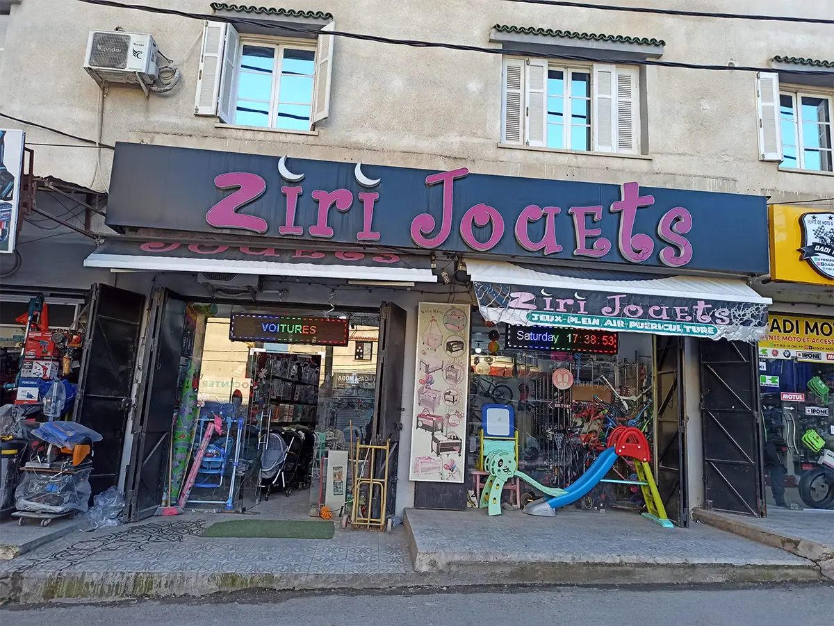 Devanture du magasin Ziri Jouets, rue Frères Belhadj à Tizi Ouzou